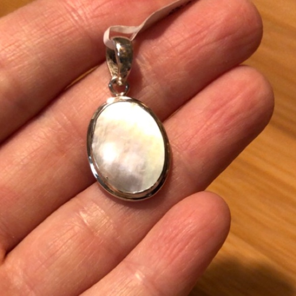 Dainty feminine mother of pearl set in .925 sterling silver pendant - Picture 4 of 8